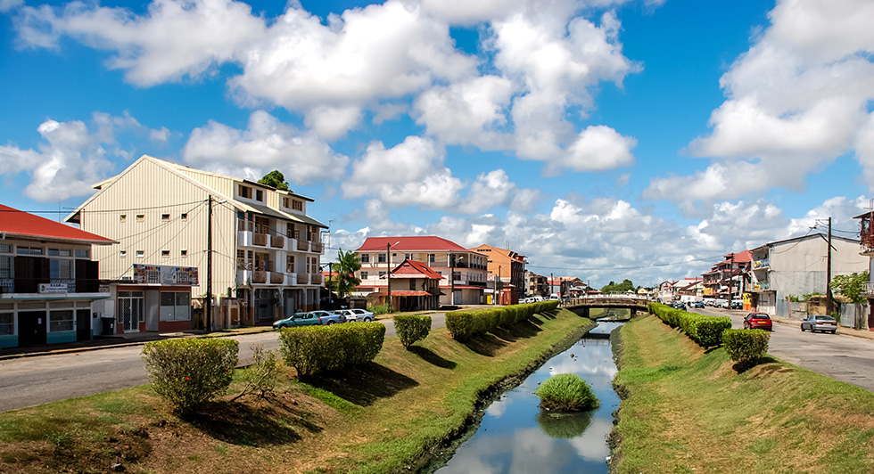 Ensemble immobilier et canal dans un territoire ultramarin