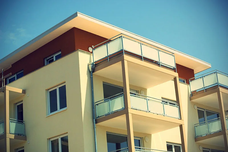 Balcons d’une résidence sous un ciel bleu