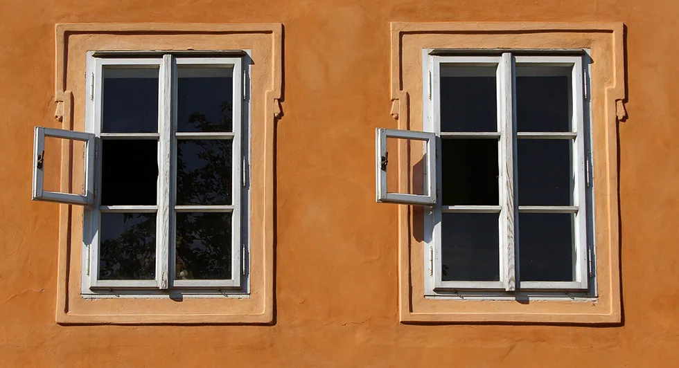 Façade ancienne et fenêtres ouvertes