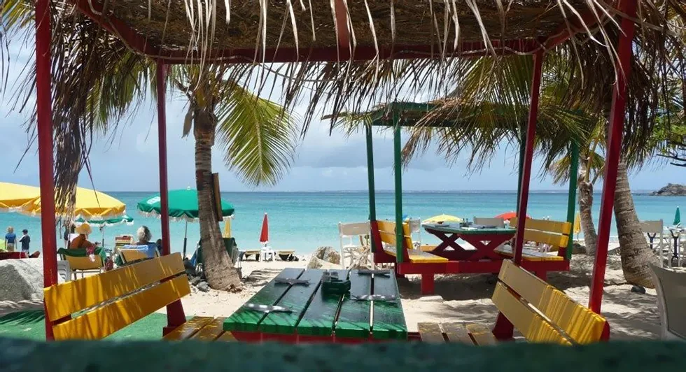 Bord de mer tropical et horizon turquoise